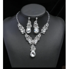 Short pearl necklace and earring