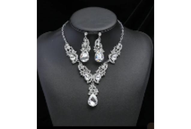 Short pearl necklace and earring