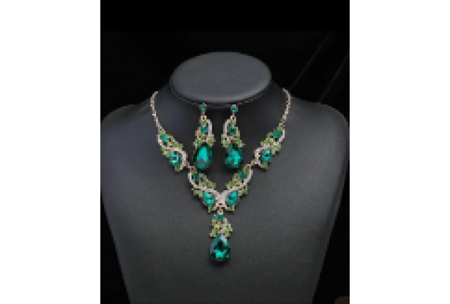 Short pearl necklace and earring - Emerald Green Color