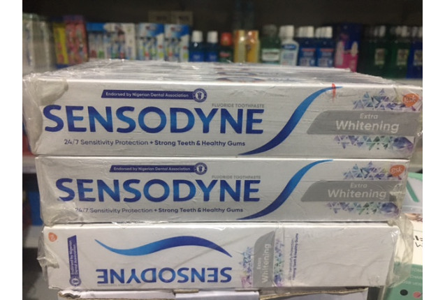 SensodyneExtra Whitening Toothpaste x 12