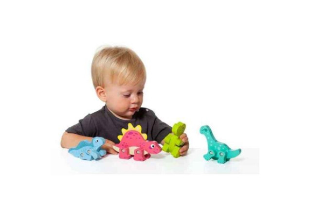 WOODEN DINOSAUR SET x 6
