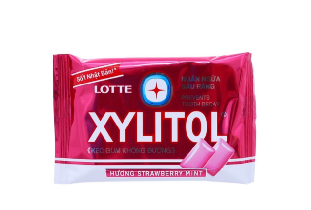 Lotte Xylitol Strawberry Mint Gum 11.6g x 20