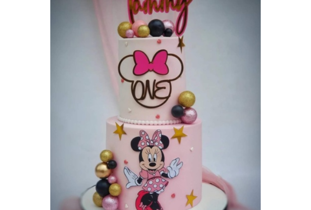 Tier Minnie mouse cake